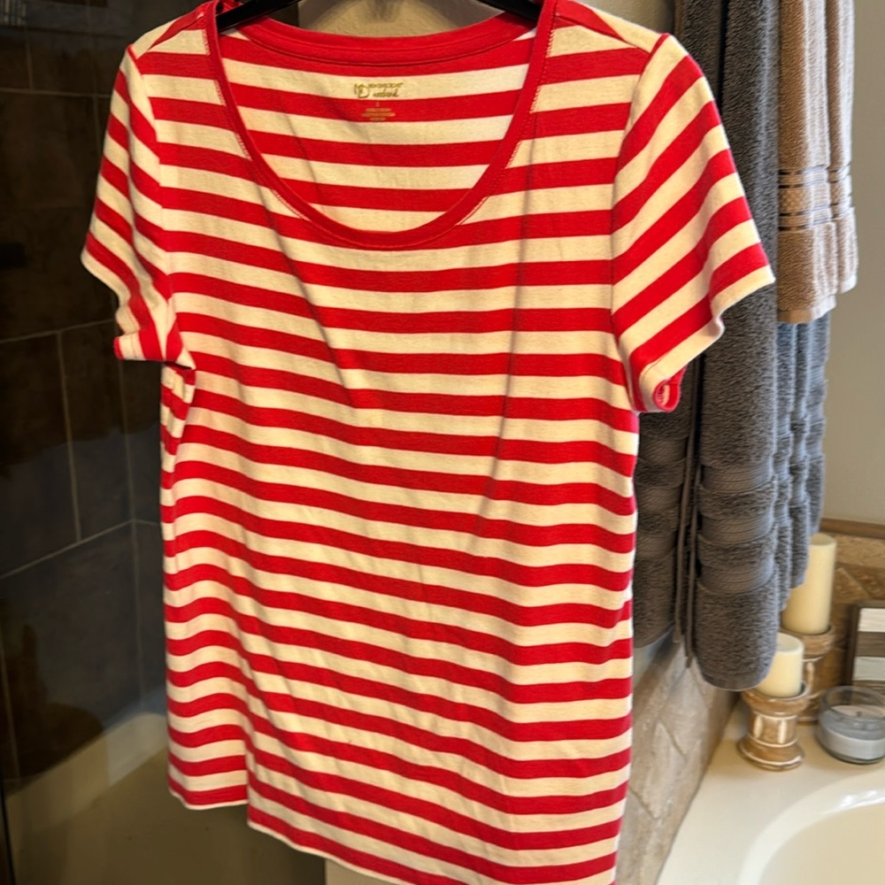 3/10$ New directions weekend cotton t shirt. Nice length. Now stains or tears.